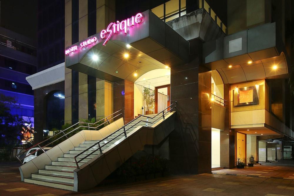 Hotel Studio Estique Pune Exteriör bild