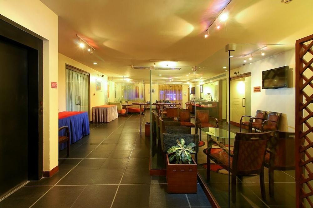 Hotel Studio Estique Pune Exteriör bild