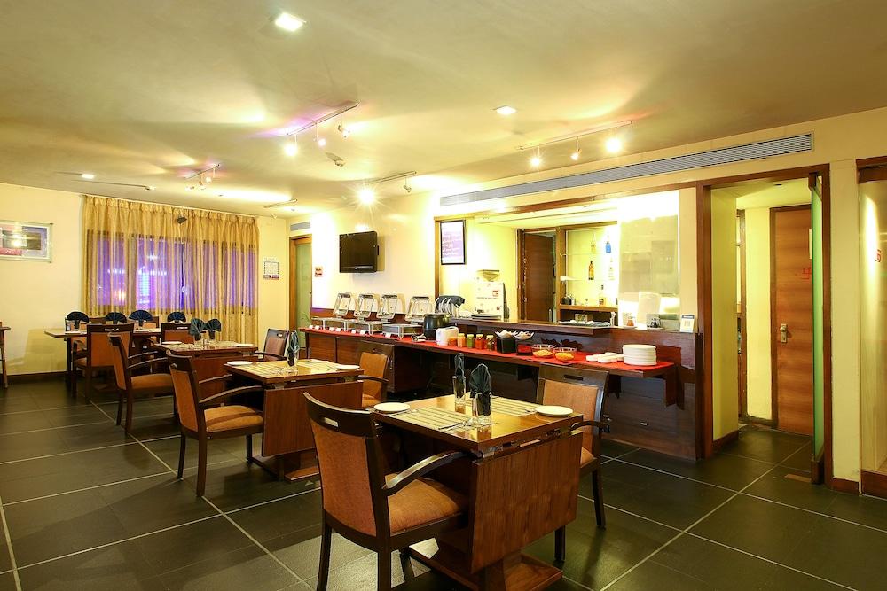 Hotel Studio Estique Pune Exteriör bild