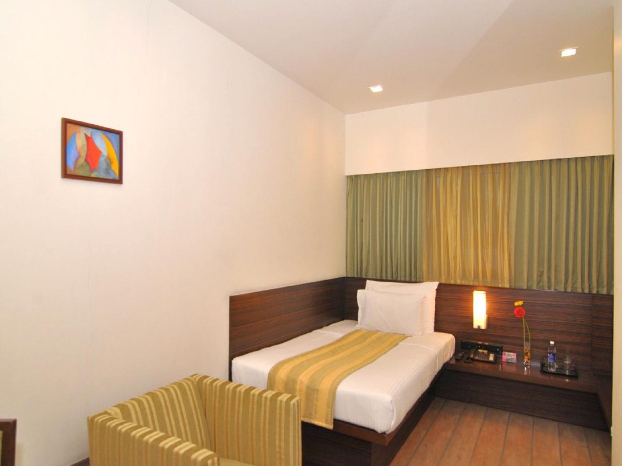 Hotel Studio Estique Pune Exteriör bild