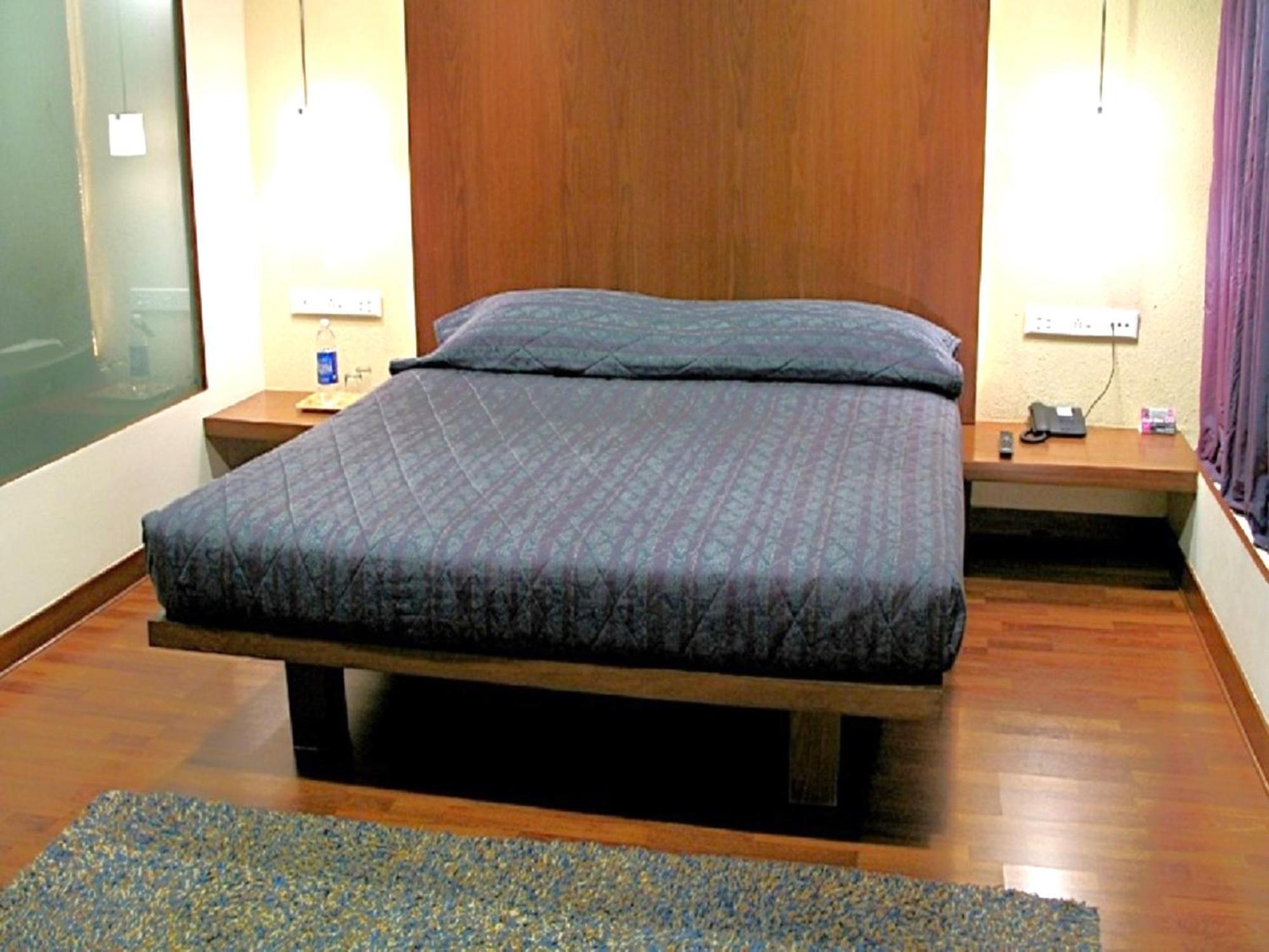 Hotel Studio Estique Pune Exteriör bild