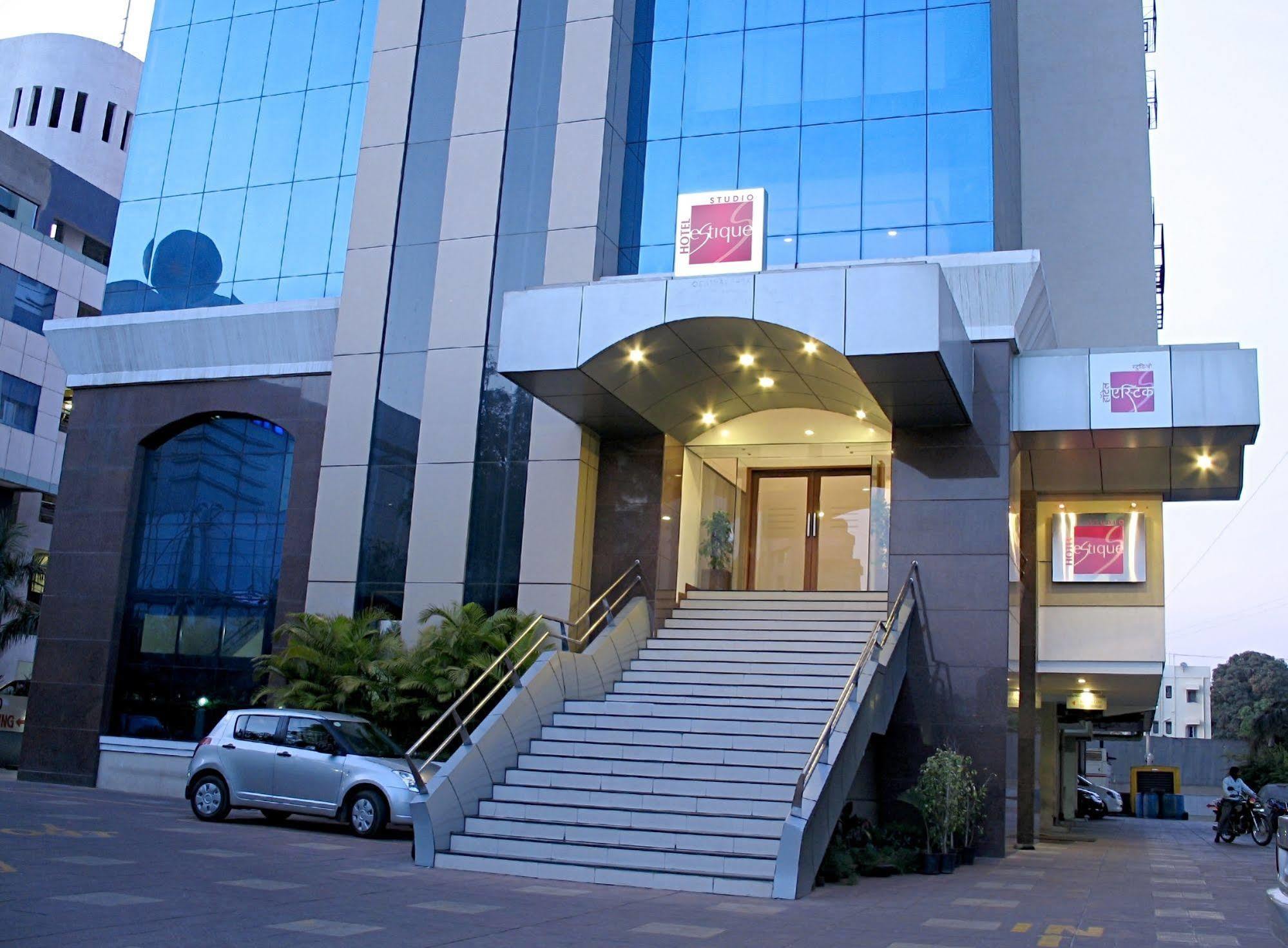 Hotel Studio Estique Pune Exteriör bild